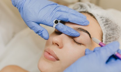 Augenbrauenkorrektur